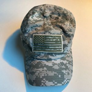 Men’s camo baseball cap w/ flag decal